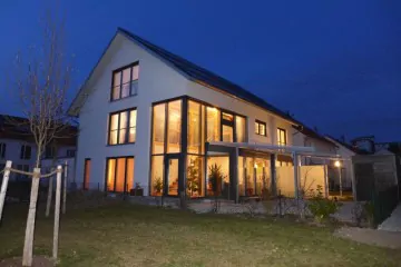 Das Sonnenhaus der Familie Schuster bei Nacht / Foto: Anke Schuster