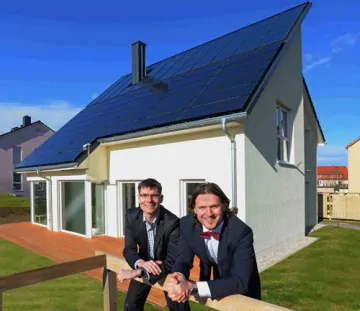 Stephan Riedel und Timo Leukefeld vor einem ihrer energieautarken Sonnenhäuser in Freiberg, Sachsen