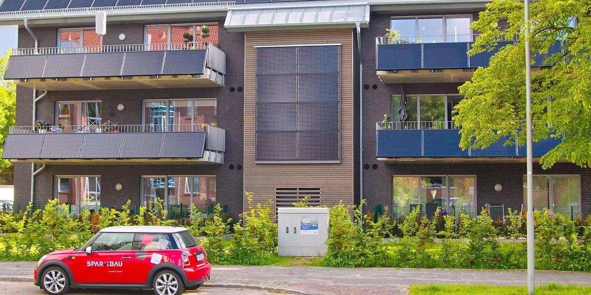 Dank großer Solarthermie- und Photovoltaik-Anlagen auf dem Dach, an der Fassade und an den Balkonen werden bei dem energieautarken Mehrfamilienhaus in Wilhelmshaven rund 65 Prozent des Energiebedarfs für Wärme und Strom solar erzeugt. Foto: Wilhelmshavener Spar- und Baugesellschaft