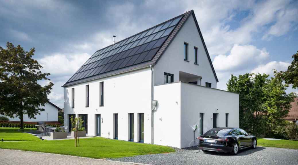 Die großen Solarthermie- und Photovoltaikanlagen auf dem Dach dieses Sonnenhauses erzeugen Energie für Wärme, Strom und Elektromobilität. Foto: Sonnenhaus-Institut / Udo Geisler