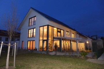 Das Sonnenhaus der Familie Schuster bei Nacht / Foto: Anke Schuster