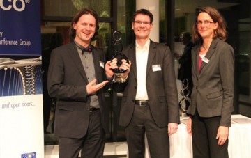 Timo Leukefeld (links) und Stephan Riedel erhalten gemeinsam den Renergy Award 2014 (hier mit Miriam Hegner, Reeco GmbH) Bildquelle: Timo Leukefeld 