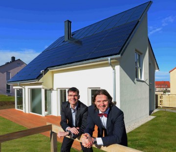Stephan Riedel und Timo Leukefeld vor einem ihrer energieautarken Sonnenhäuser in Freiberg, Sachsen
