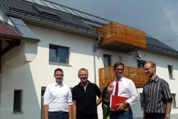 Personen auf dem Bild von links nach rechts: SPD Kreisvorsitzender Martin Kreutz, Georg Dasch, Staatsminister Florian Pronold, Berhard Wörtz