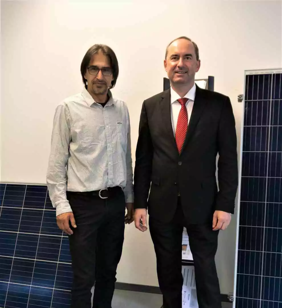 Architektr und Vorstandsmitglied Bernd Kerscher mit Wirtschaftsminister Aiwanger beim Termin in Hallbergmoos